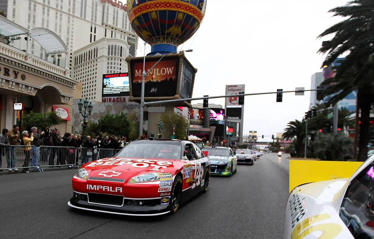 Tony Stewart encabeza la procesión de autos de carrera durante la Vuelta de la Victoria de la ...