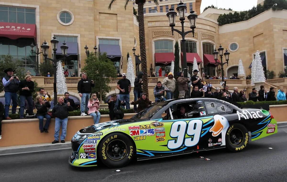 El piloto Carl Edwards se abre paso por el Strip de Las Vegas durante la Vuelta de la Victoria ...