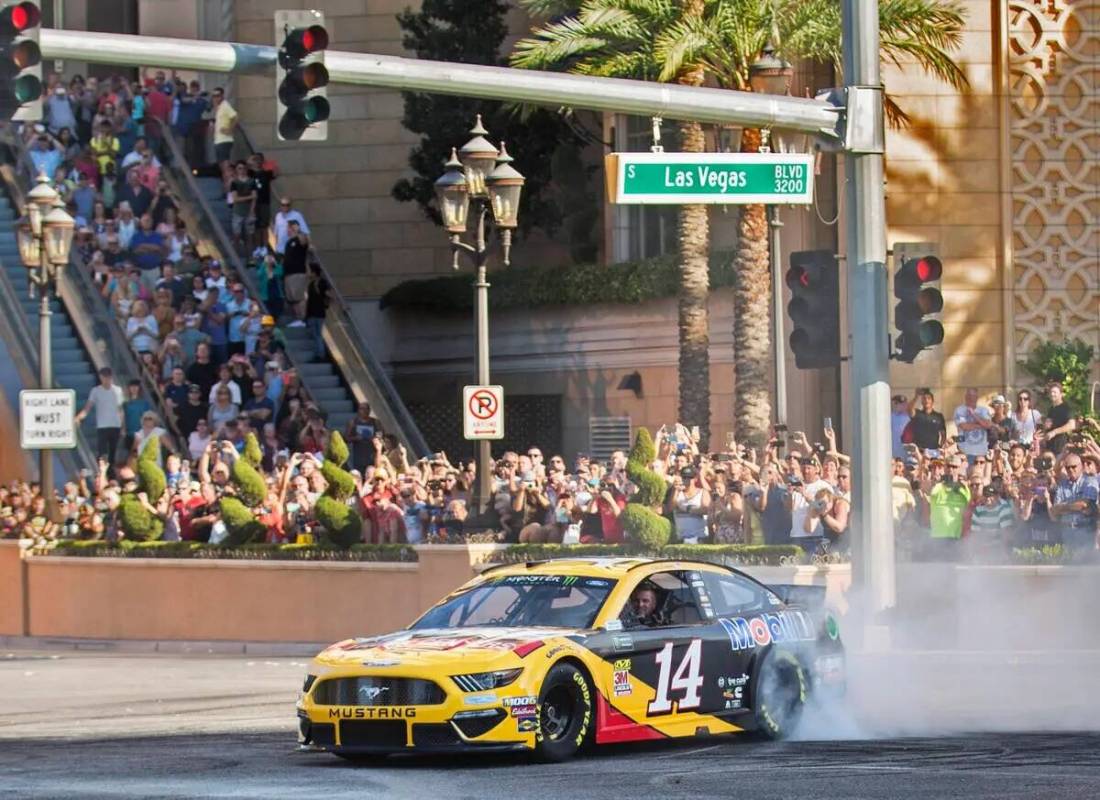 Clint Bowyer hace un burnout en la intersección de East Sands Avenue y South Las Vegas Bouleva ...