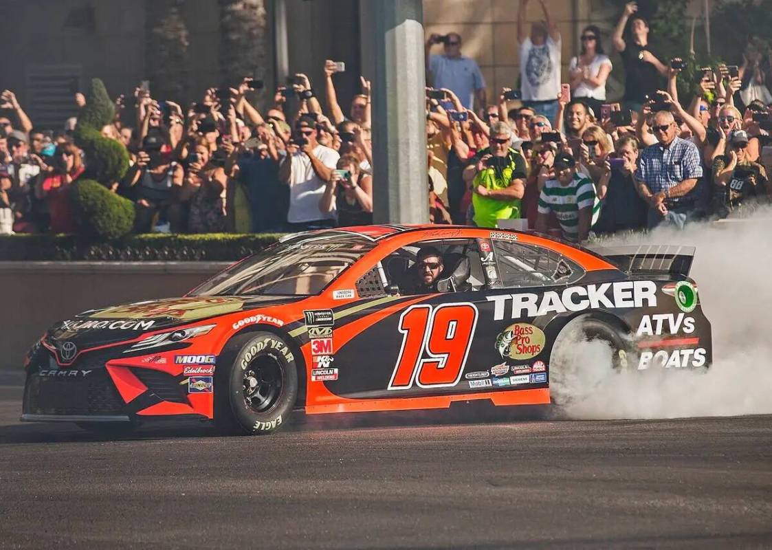 Martin Truex Jr. hace un burnout en la intersección de East Sands Avenue y South Las Vegas Bou ...