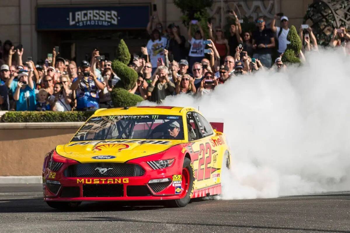 Joey Logano hace un derrape en la intersección de East Sands Avenue y South Las Vegas Boulevar ...