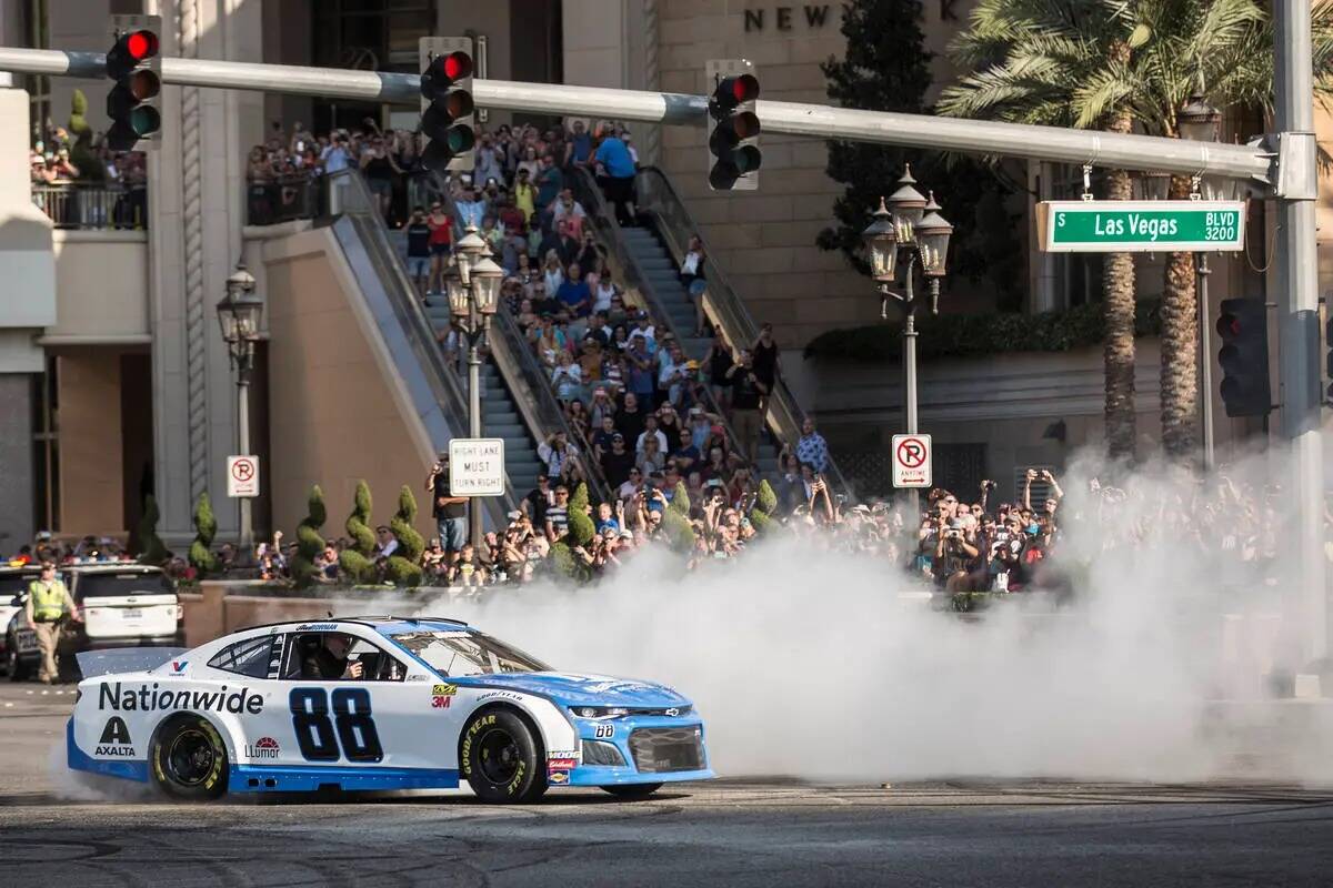 Alex Bowman hace un derrape en la intersección de East Sands Avenue y South Las Vegas Boulevar ...