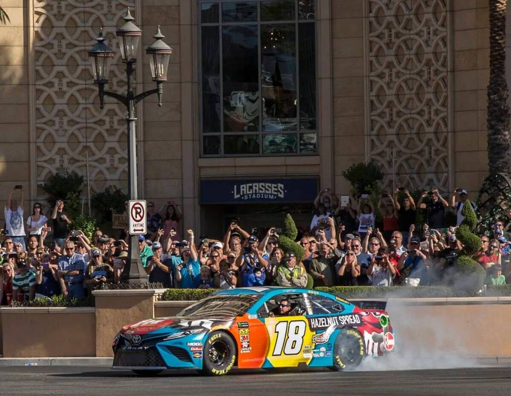 Kyle Busch hace un derrape en la intersección de East Sands Avenue y South Las Vegas Boulevard ...