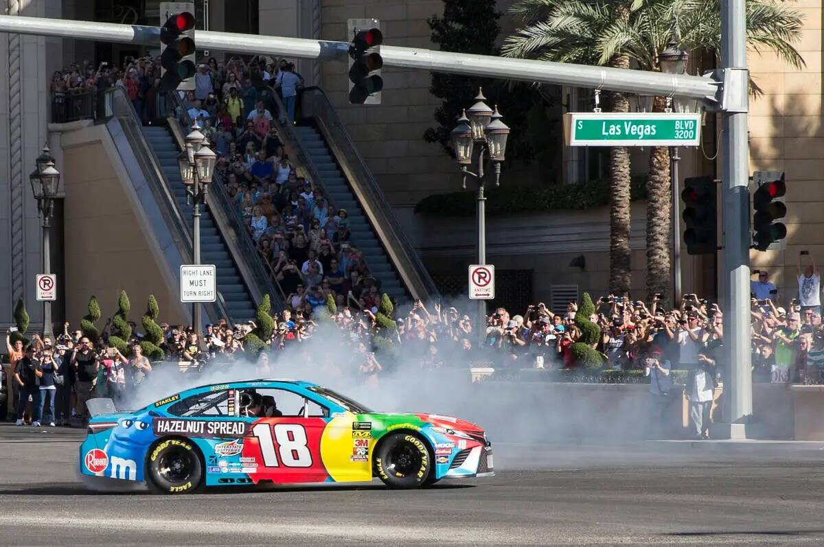 Kyle Busch hace un derrape en la intersección de East Sands Avenue y South Las Vegas Boulevard ...