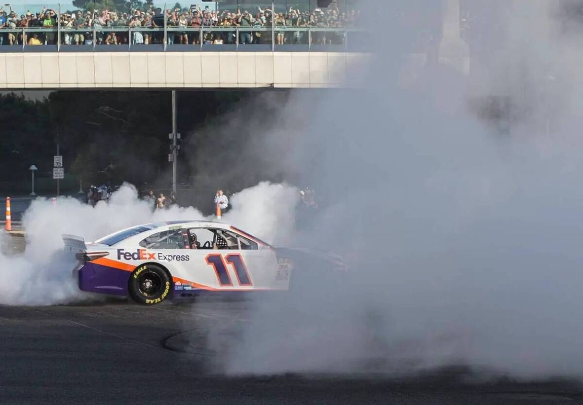 Denny Hamlin hace un burnout en la intersección de East Sands Avenue y South Las Vegas Bouleva ...