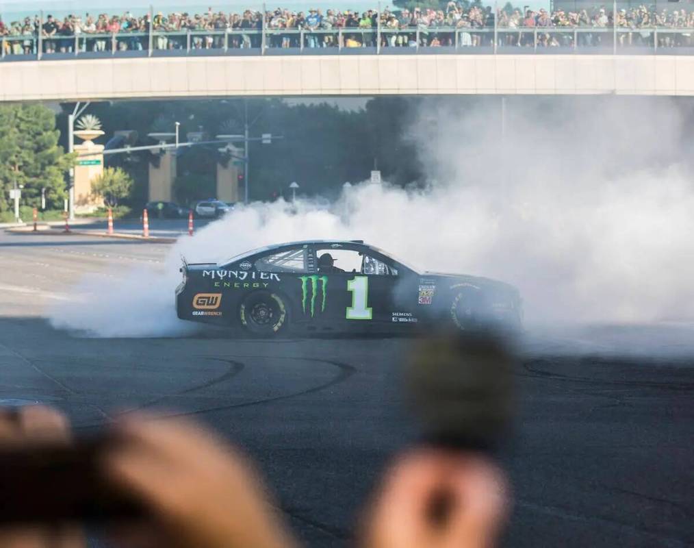 Kurt Busch hace un derrape en la intersección de East Sands Avenue y South Las Vegas Boulevard ...