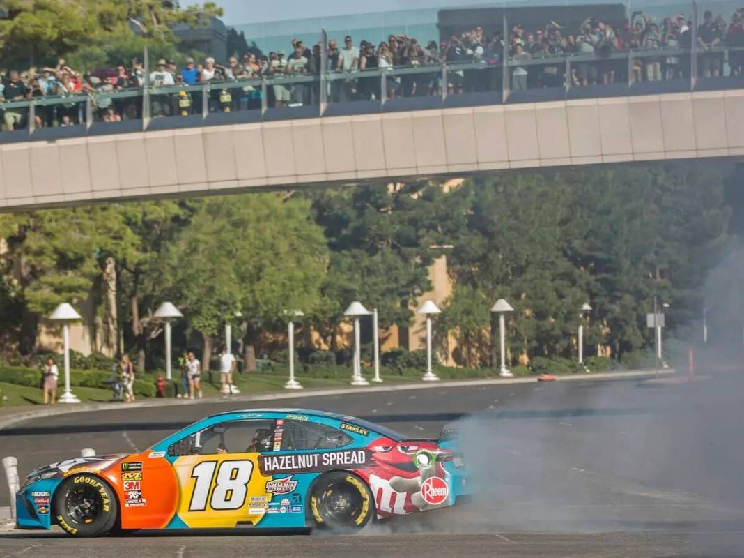 Kyle Busch hace un derrape en la intersección de East Sands Avenue y South Las Vegas Boulevard ...