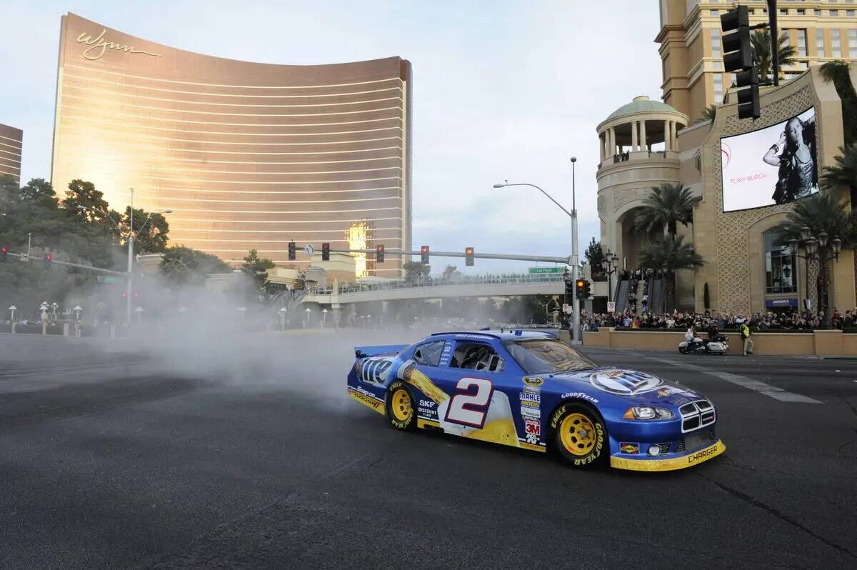 El campeón de la NASCAR Sprint Cup Series 2012 Brad Keselowski hace un derrape en el Strip fre ...