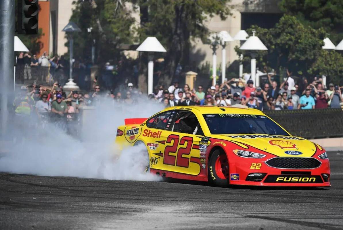 Joey Logano crea una columna de humo durante el evento 2018 NASCAR Burnout Blvd en el Strip de ...