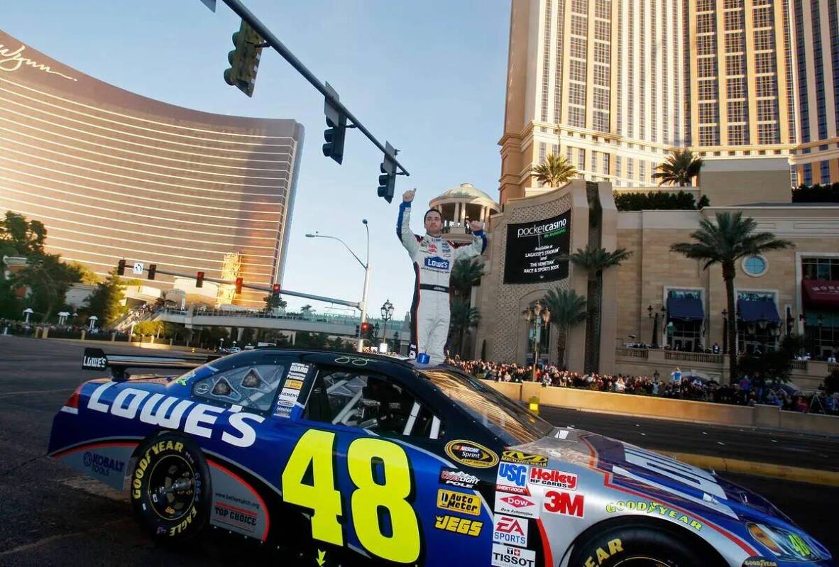 El campeón de la NASCAR Sprint Cup Series, Jimmie Johnson, saluda a la multitud después de pr ...