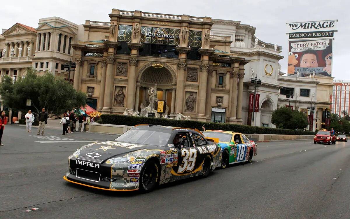 El piloto de NASCAR Kyle Busch empuja el auto de Tony Stewart después de que Stewart reventara ...