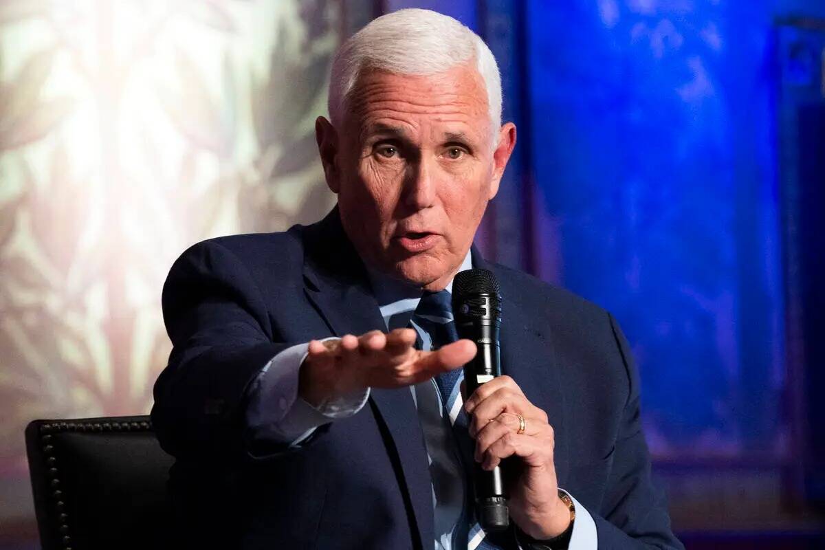 El candidato presidencial republicano y exvicepresidente Mike Pence habla, el martes 3 de octub ...