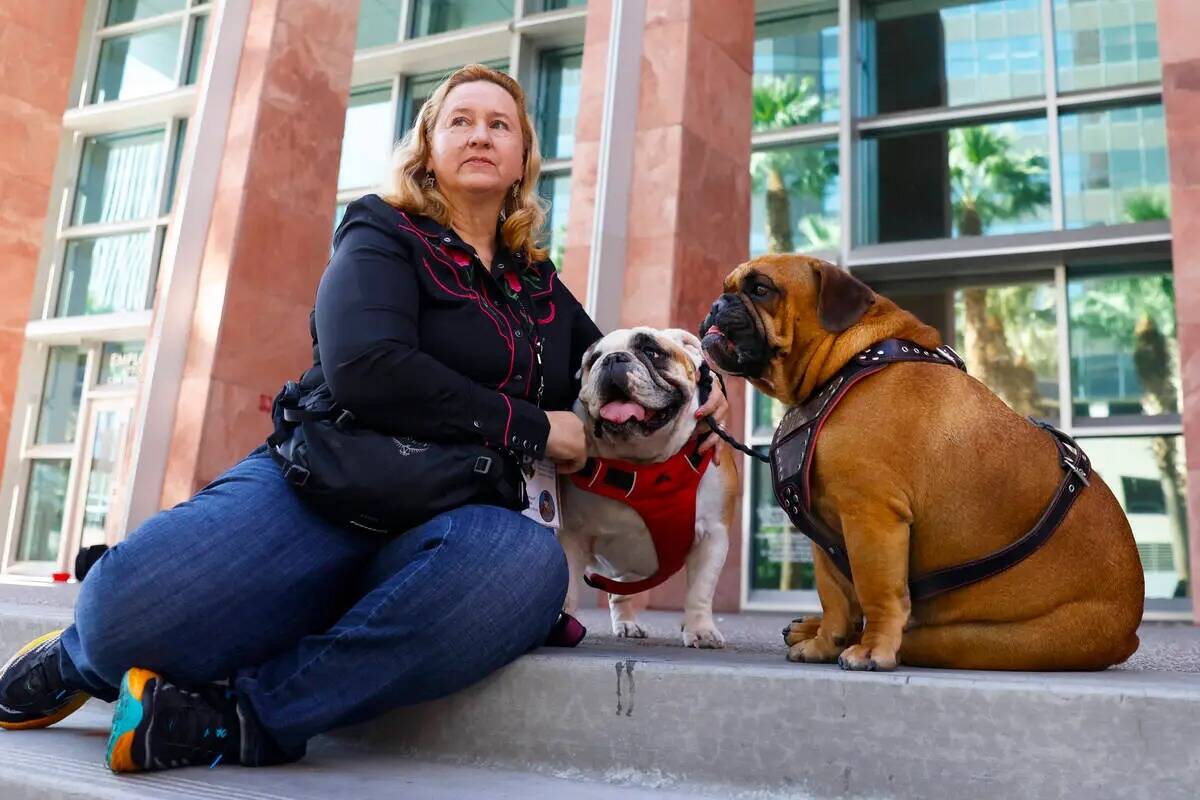 Stephani Loffredo posa para una foto con sus perros de terapia, Scarlett, centro, y Hufflepuff, ...