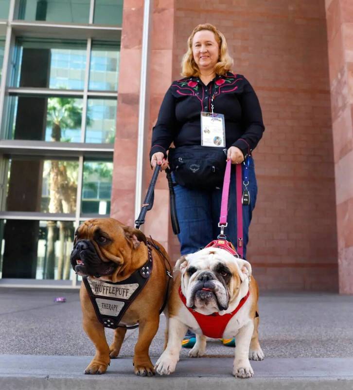 Stephani Loffredo camina con sus perros de terapia, Hufflepuff, izquierda, y Scarlett fuera del ...