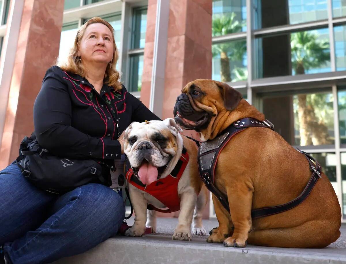 Stephani Loffredo posa para una foto con sus perros de terapia, Scarlett, centro, y Hufflepuff, ...