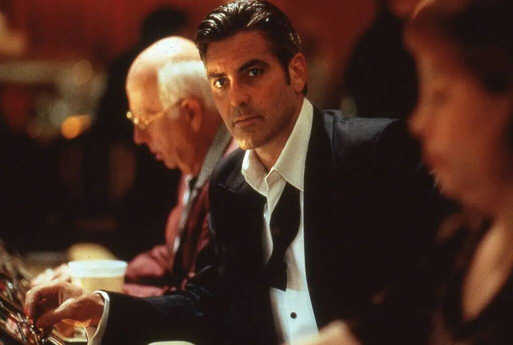 George Clooney protagoniza como Danny Ocean en la versión de 2001 de "Ocean's 11". (Warner Bros.)