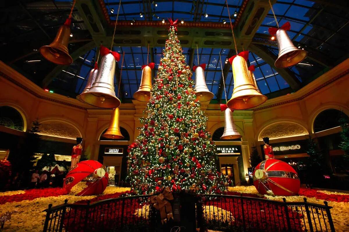 Las decoraciones se ven después de la iluminación del árbol de Navidad en el Bellagio Conser ...