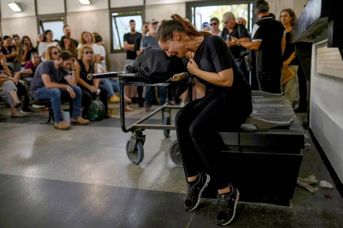 Los dolientes reaccionan junto al cuerpo de Mapal Adam, durante su funeral en Tel Aviv, Israel, ...