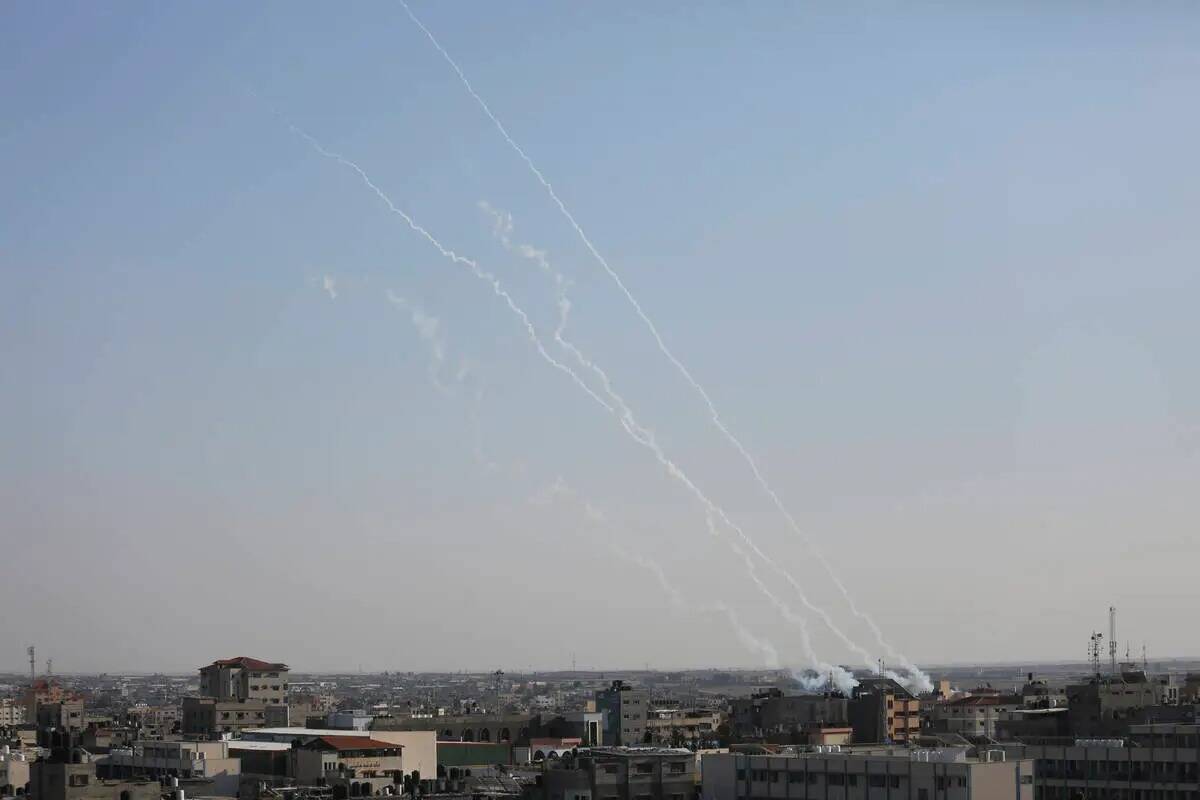 Cohetes son disparados hacia Israel desde la Franja de Gaza, en Rafah, sur de la Franja de Gaza ...