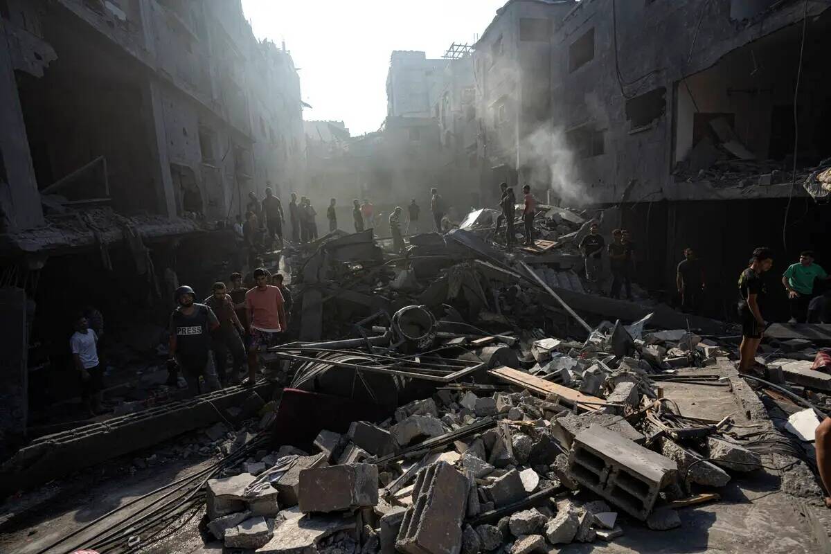 Palestinos buscan cadáveres y supervivientes entre los escombros de un edificio residencial ar ...