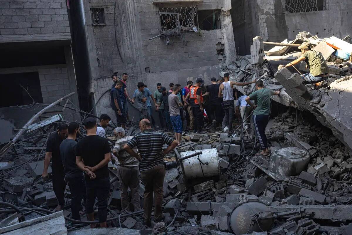 Palestinos buscan cadáveres y supervivientes entre los escombros de un edificio residencial ar ...