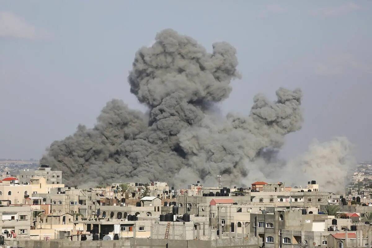 El humo se eleva tras los ataques aéreos israelíes en Rafah, sur de la Franja de Gaza, el jue ...