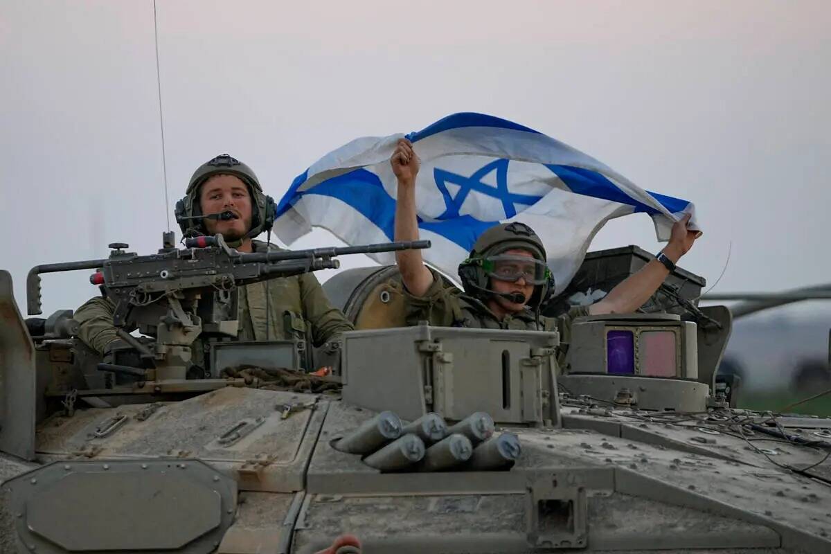 Tanques israelíes se dirigen hacia la frontera de la Franja de Gaza, en el sur de Israel, el j ...