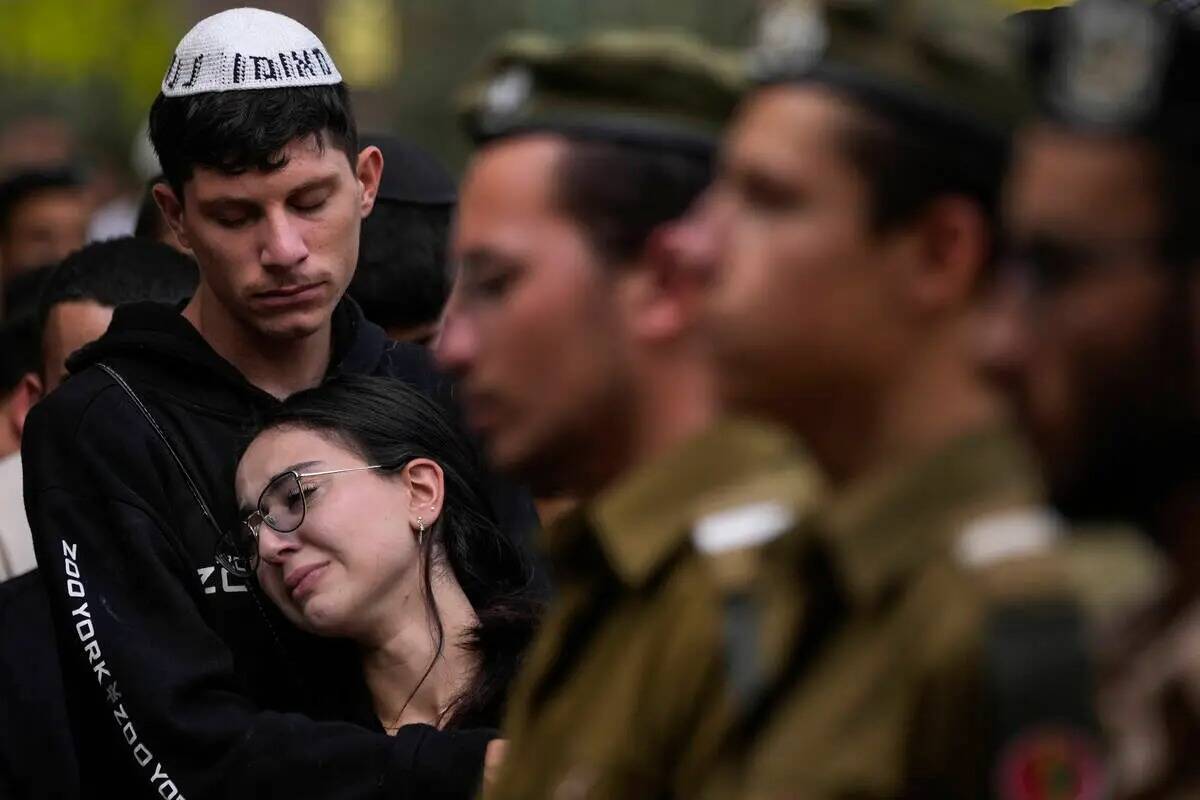 Los dolientes asisten al funeral del soldado israelí Abraham Cohen en el cementerio del Monte ...