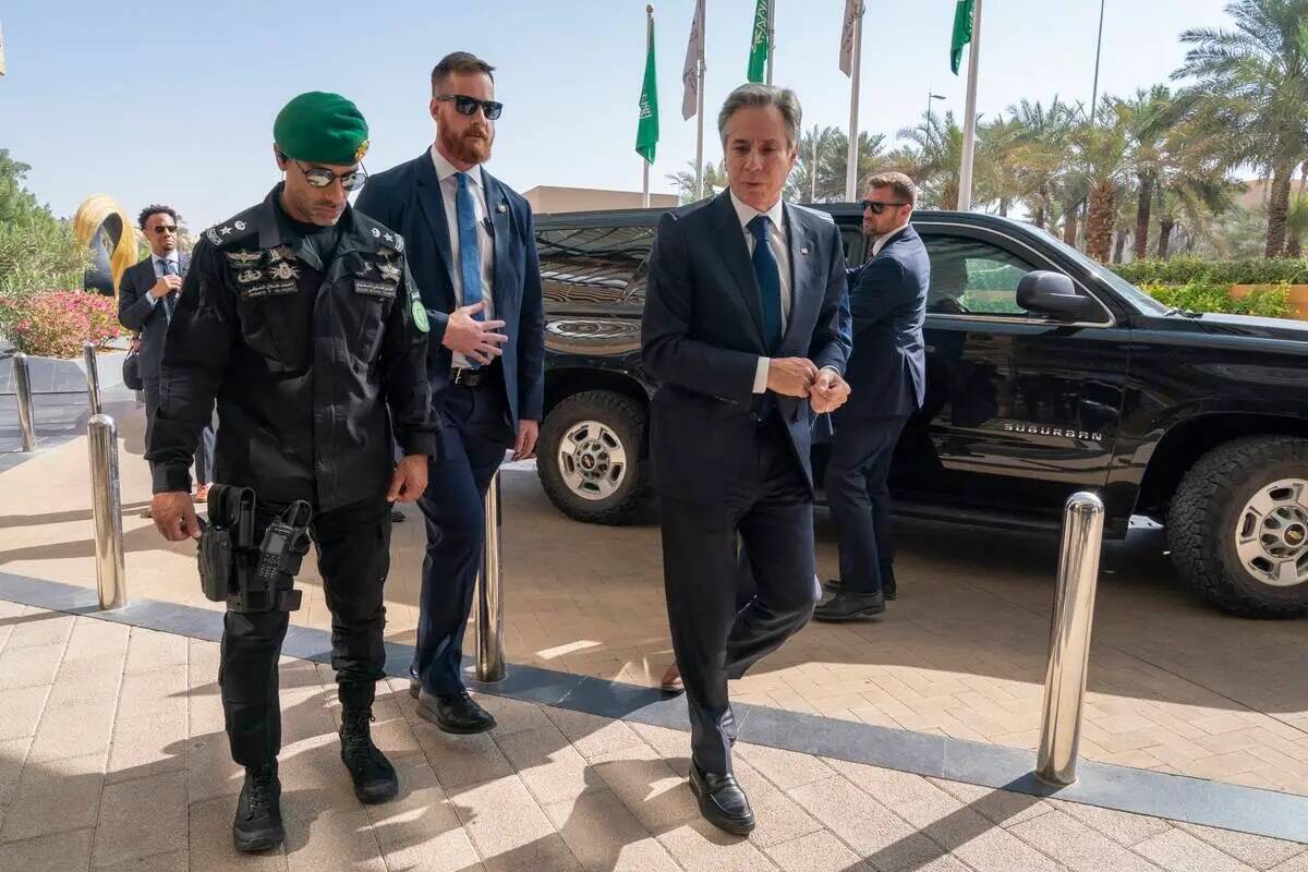 El secretario de Estado de Estados Unidos, Antony Blinken, regresa a su hotel en Riad, Arabia S ...