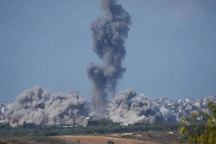El humo se eleva tras un ataque aéreo israelí en la Franja de Gaza, visto desde el sur de Isr ...