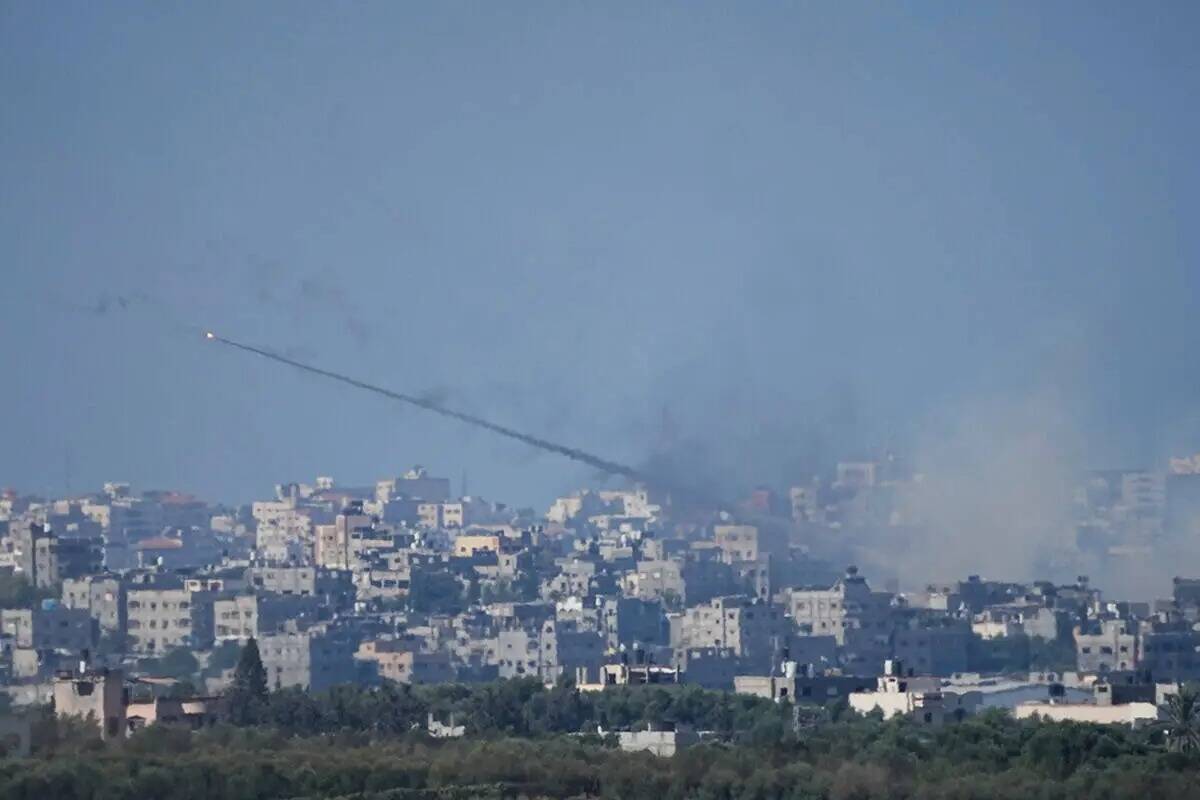 Cohetes disparados hacia Israel desde la Franja de Gaza, vistos desde el sur de Israel, domingo ...