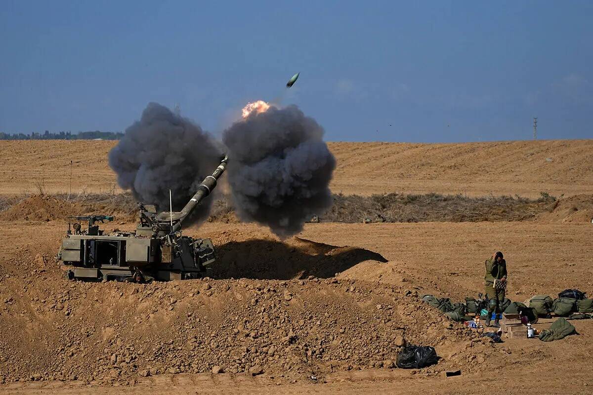 Una unidad de artillería móvil israelí dispara un proyectil desde el sur de Israel hacia la ...