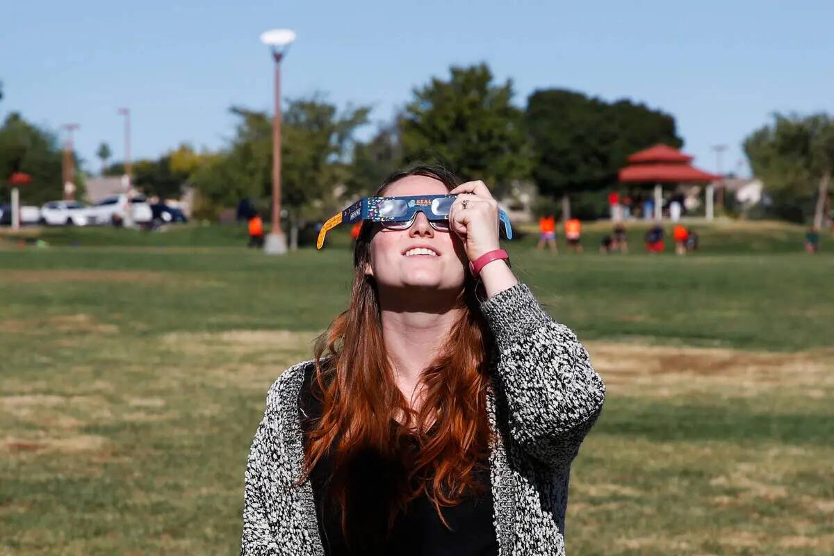 Miranda Harris observa el eclipse solar anular a su paso por Las Vegas el sábado 14 de octubre ...