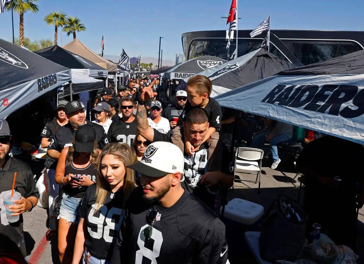 Aficionados de los Raiders hacen cola fuera del Allegiant Stadium antes del comienzo de un part ...