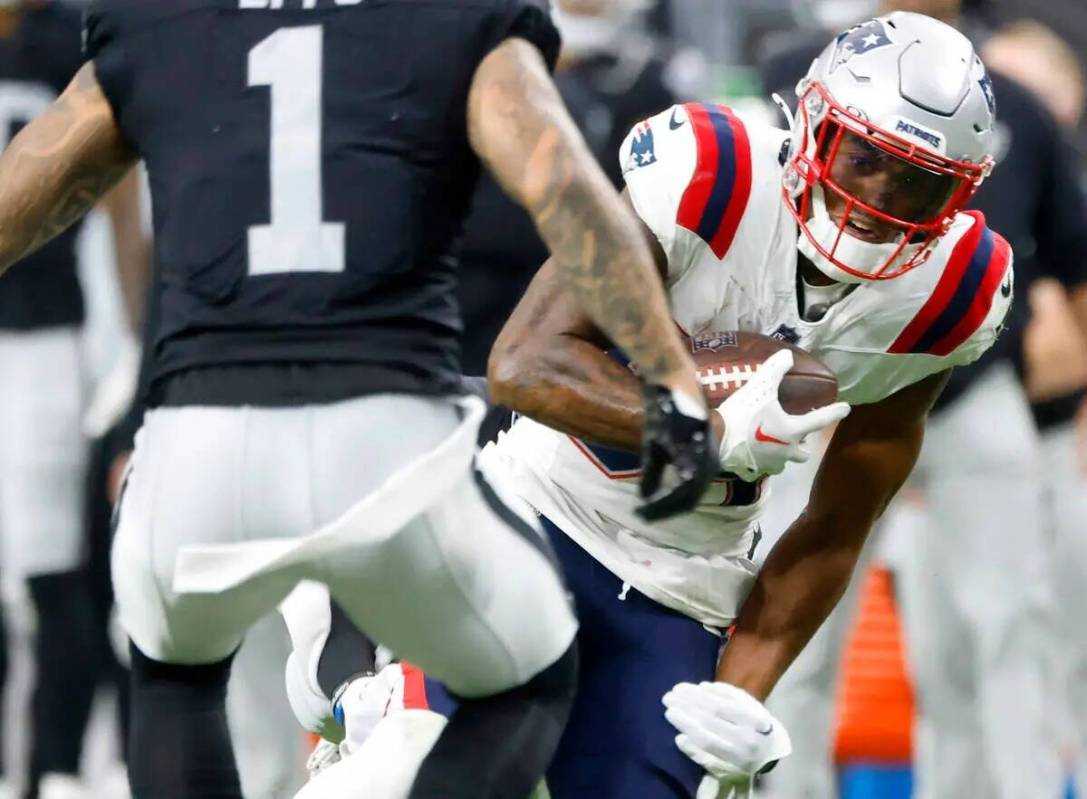 El safety de los Raiders Marcus Epps (1) defiende al guardia de los New England Patriots Andrew ...