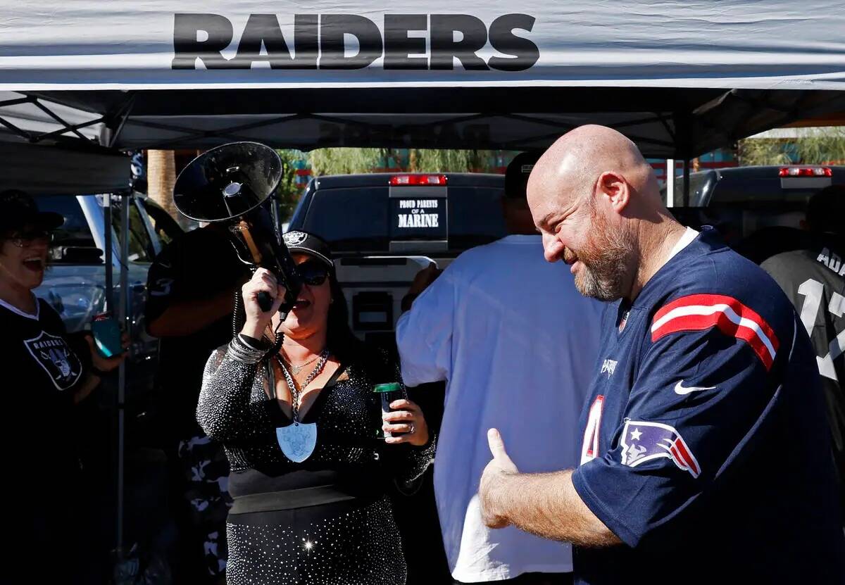 RJ Salow, fan de los New England Patriots, levanta el pulgar mientras Tiffany Megaraiderette, f ...
