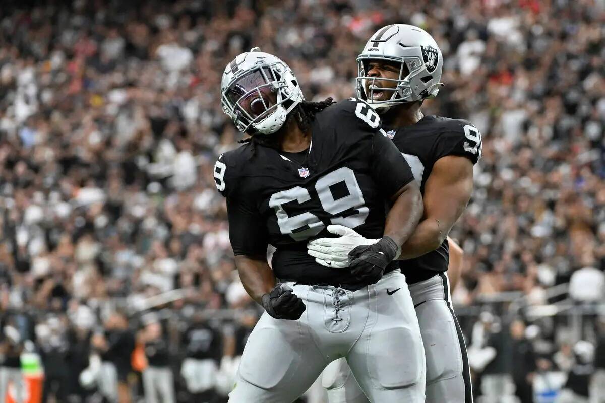 El tackle defensivo de los Raiders de Las Vegas, Adam Butler, izquierda, y el tackle defensivo ...