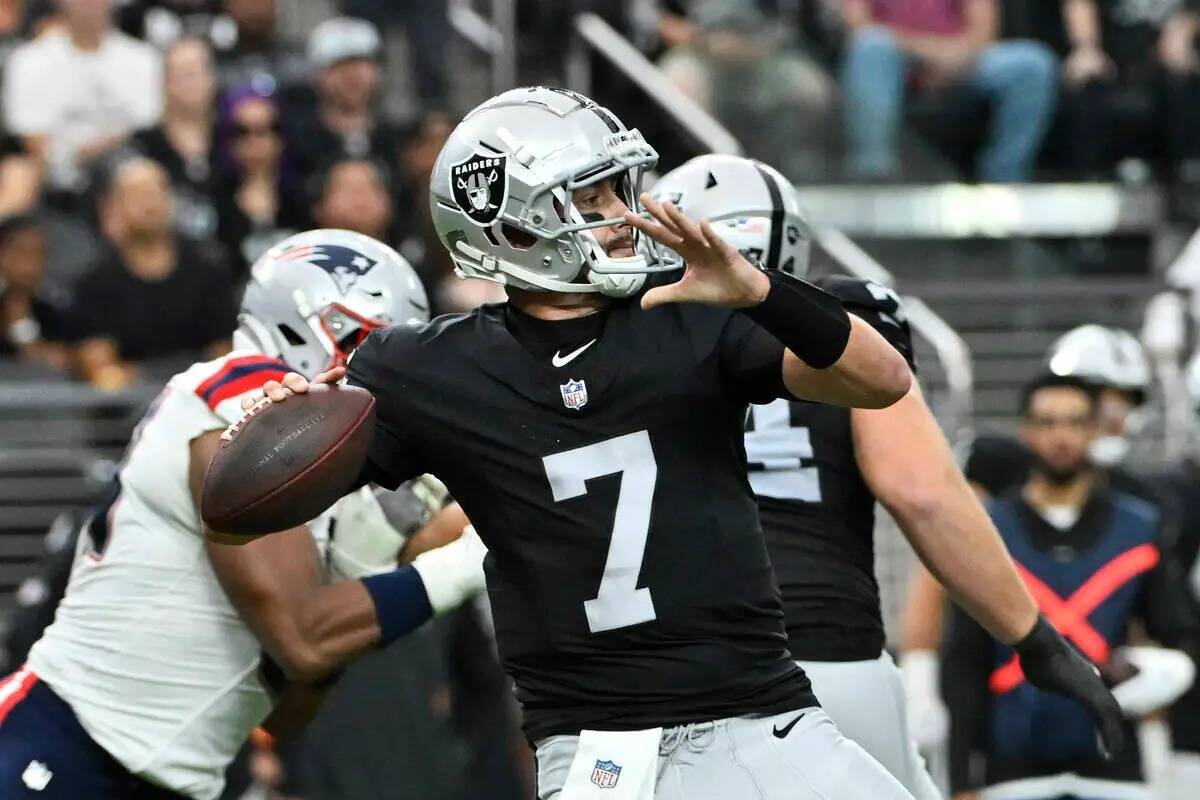 El quarterback de los Raiders de Las Vegas Brian Hoyer lanza un pase durante la segunda mitad d ...