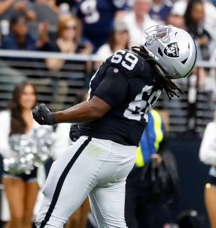 El defensive tackle de los Raiders Adam Butler (69) reacciona después de chupar al quarterback ...