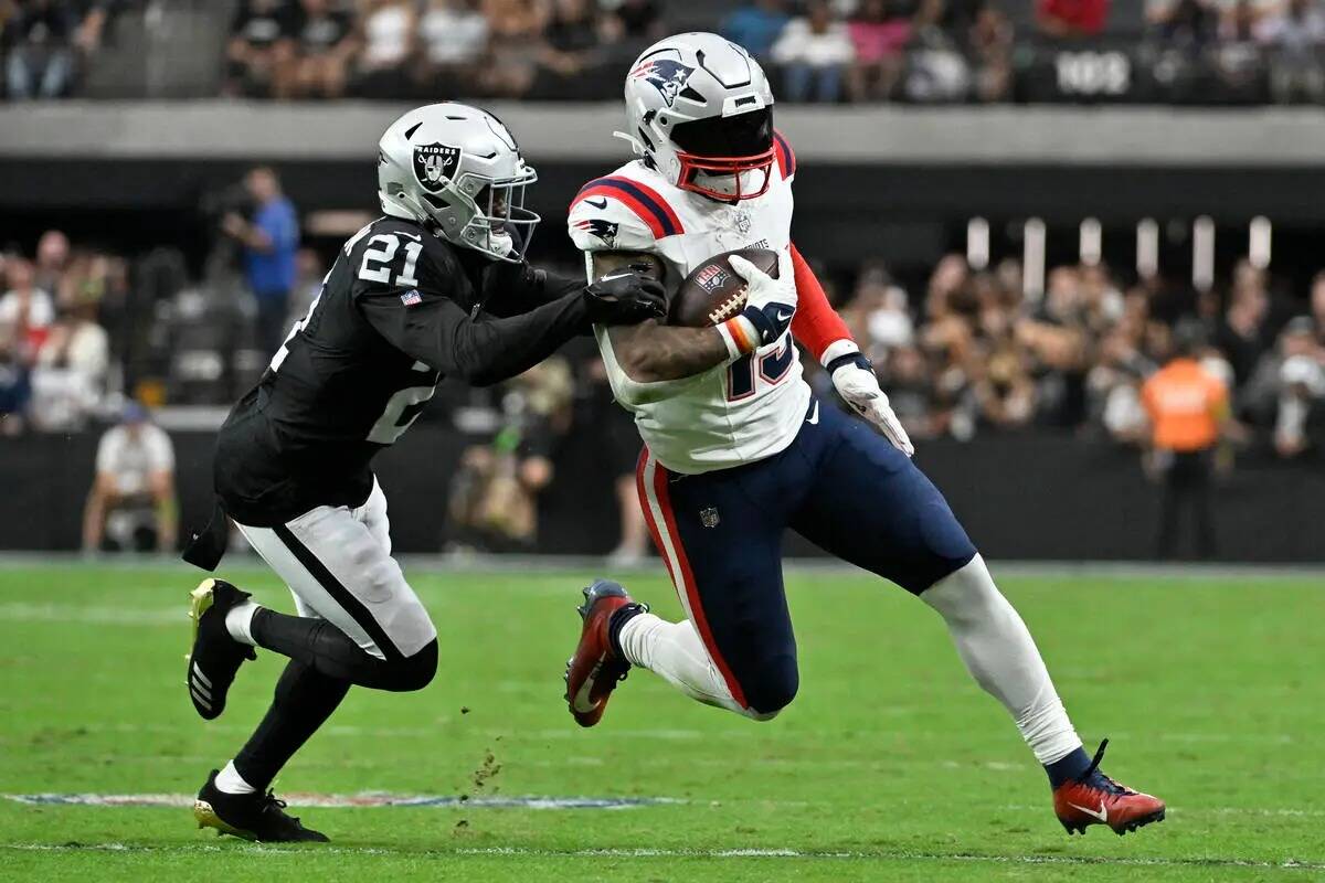 El running back de los New England Patriots Ezekiel Elliott (15) corre con el balón mientras e ...