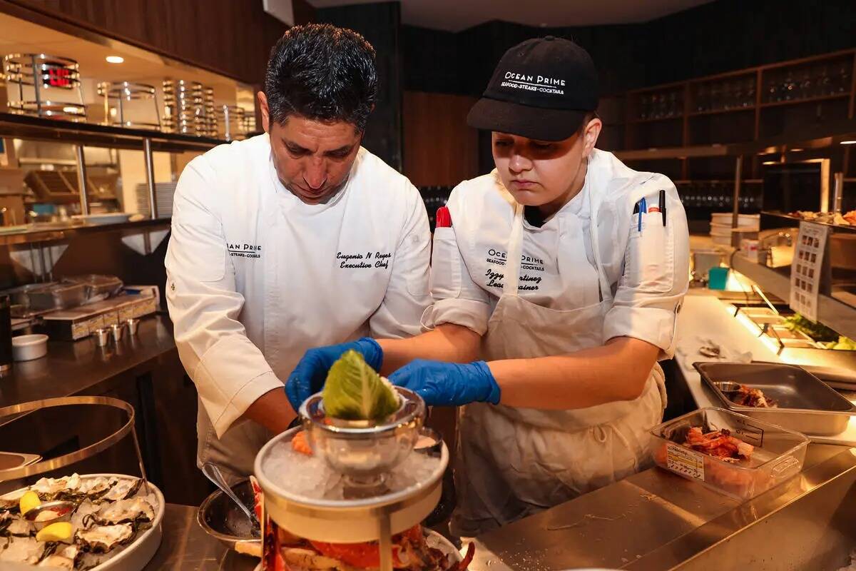 El chef ejecutivo Eugenio Reyes, a la izquierda, e Izzy Martínez, a la derecha, entrenadora pr ...
