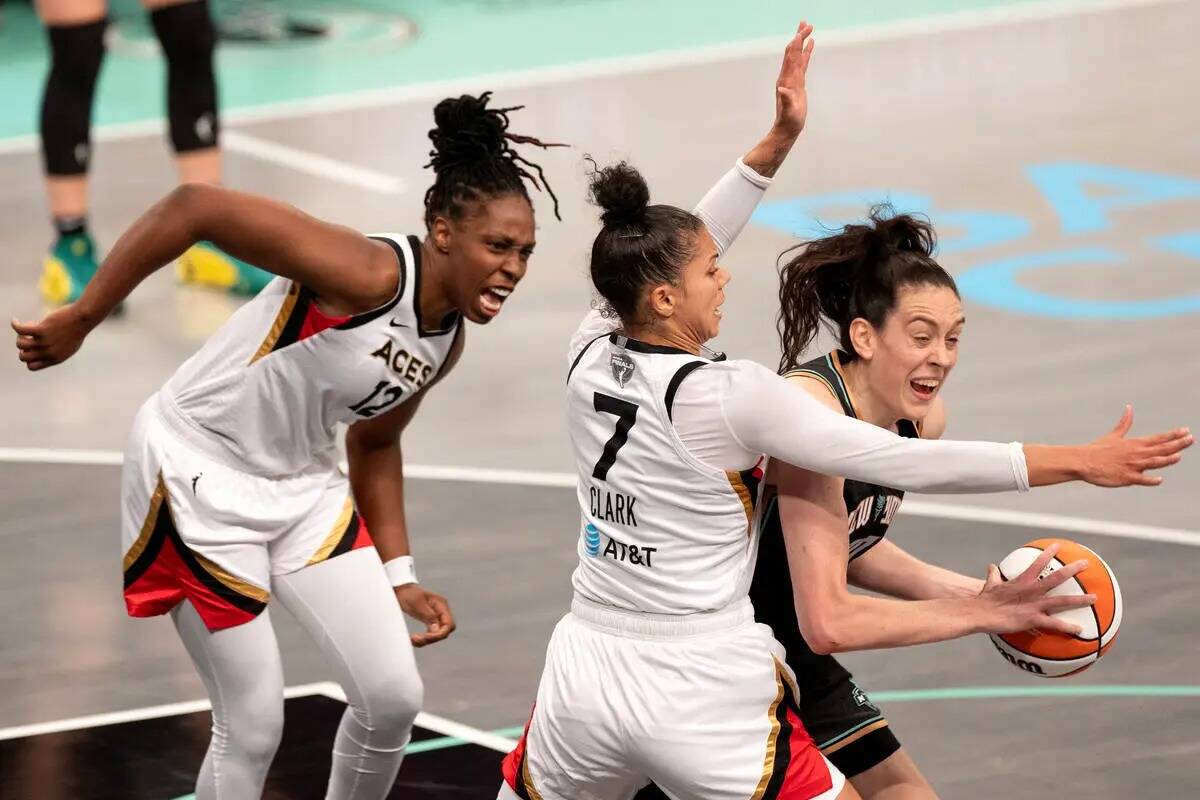 La alera de Las Vegas Aces, Alysha Clark (7), defiende ante la alera de New York Liberty, Brean ...