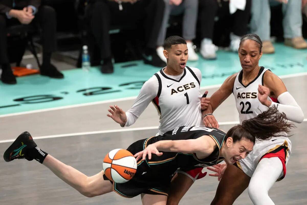 La escolta de Las Vegas Aces Kierstan Bell (1) comete falta sobre la alera de New York Liberty ...