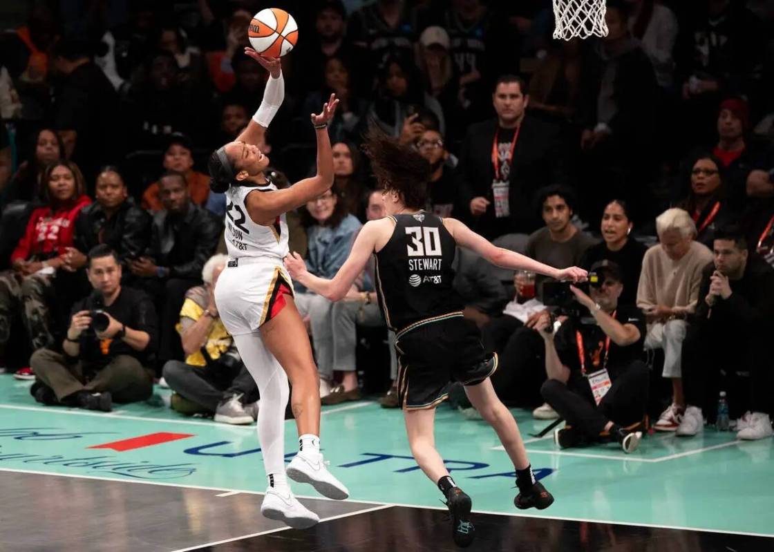 La alera de Las Vegas Aces A'ja Wilson (22) recibe una falta de la alera de New York Liberty Br ...