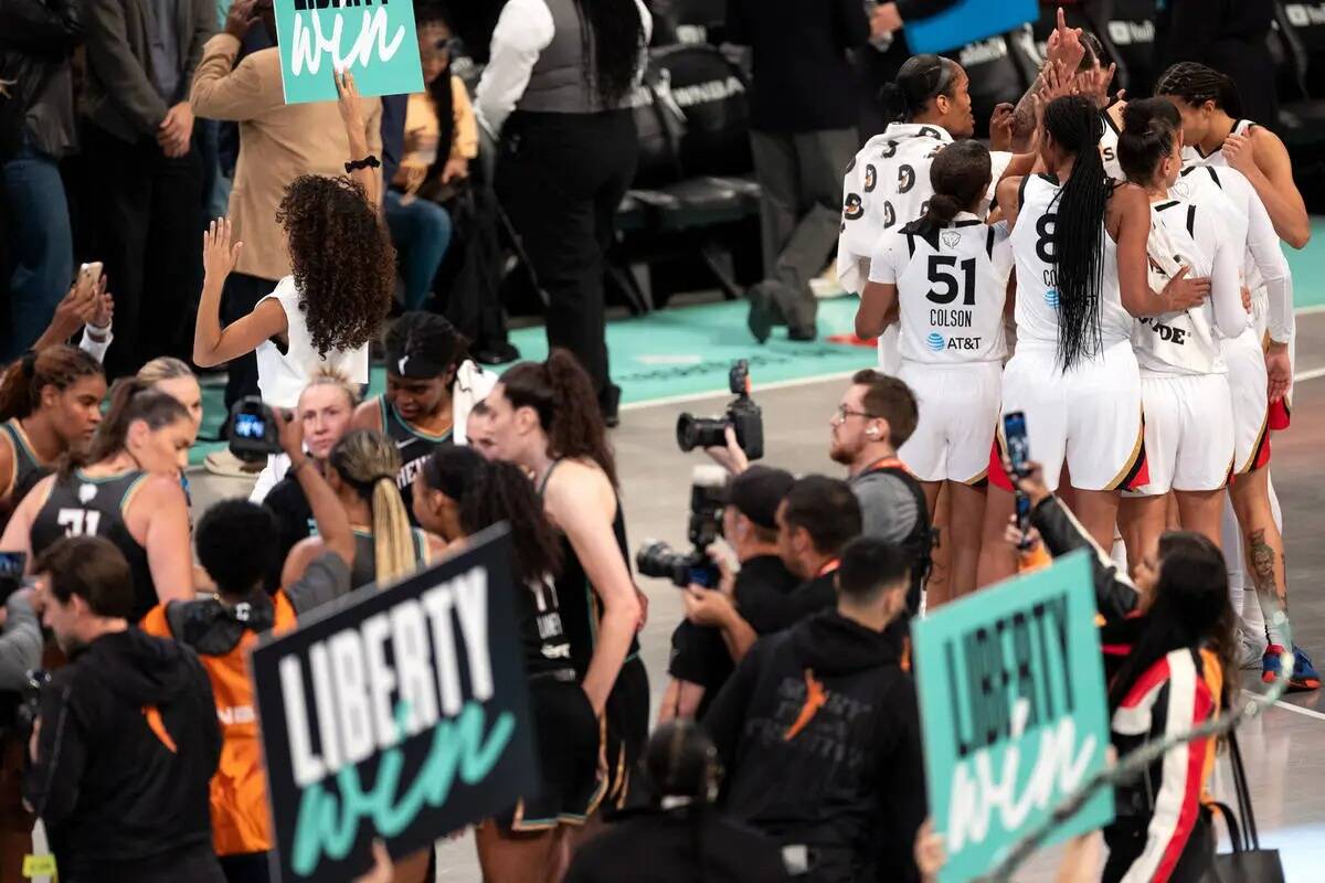 Las Vegas Aces se reúnen tras perder el tercer partido de la final de baloncesto de la WNBA co ...