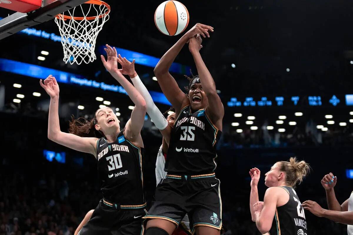 Las aleras de New York Liberty Breanna Stewart (30) y Jonquel Jones (35) superan un tiro de la ...