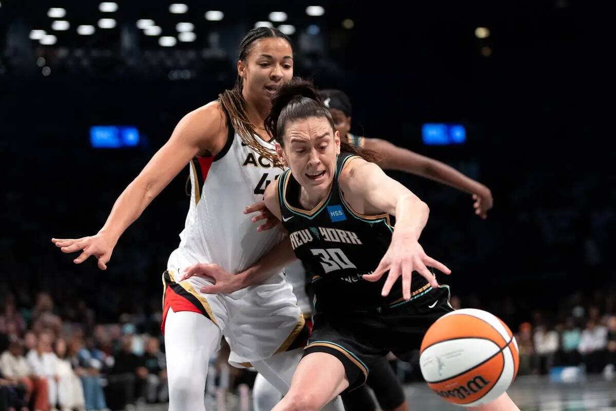 La alera del New York Liberty Breanna Stewart (30) trabaja para mantener el balón dentro del c ...