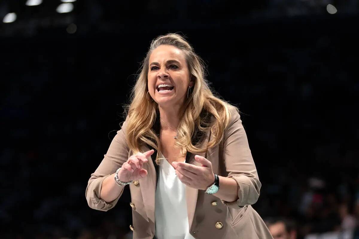 La entrenadora de Las Vegas Aces, Becky Hammon, grita desde la banda durante la primera parte d ...