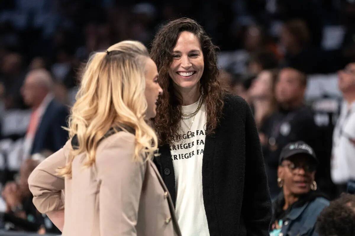 La ex estrella de la WNBA Sue Bird habla con la entrenadora de Las Vegas Aces Becky Hammon ante ...