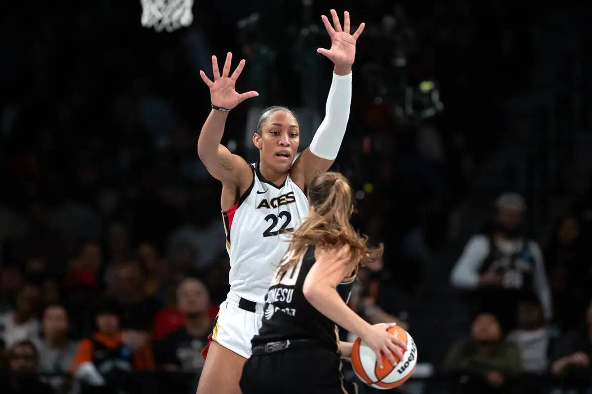 La escolta de las New York Liberty Sabrina Ionescu (20) conduce alrededor de la escolta de Las ...